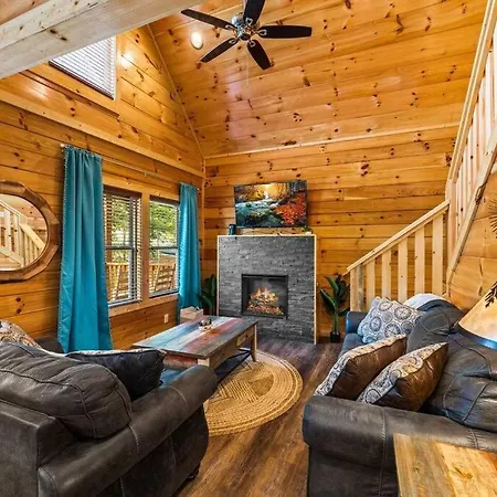 Holiday Hideaway 5 Bedroom - Sleeps 18, Hot Tub, Theater & Breathtaking Views!